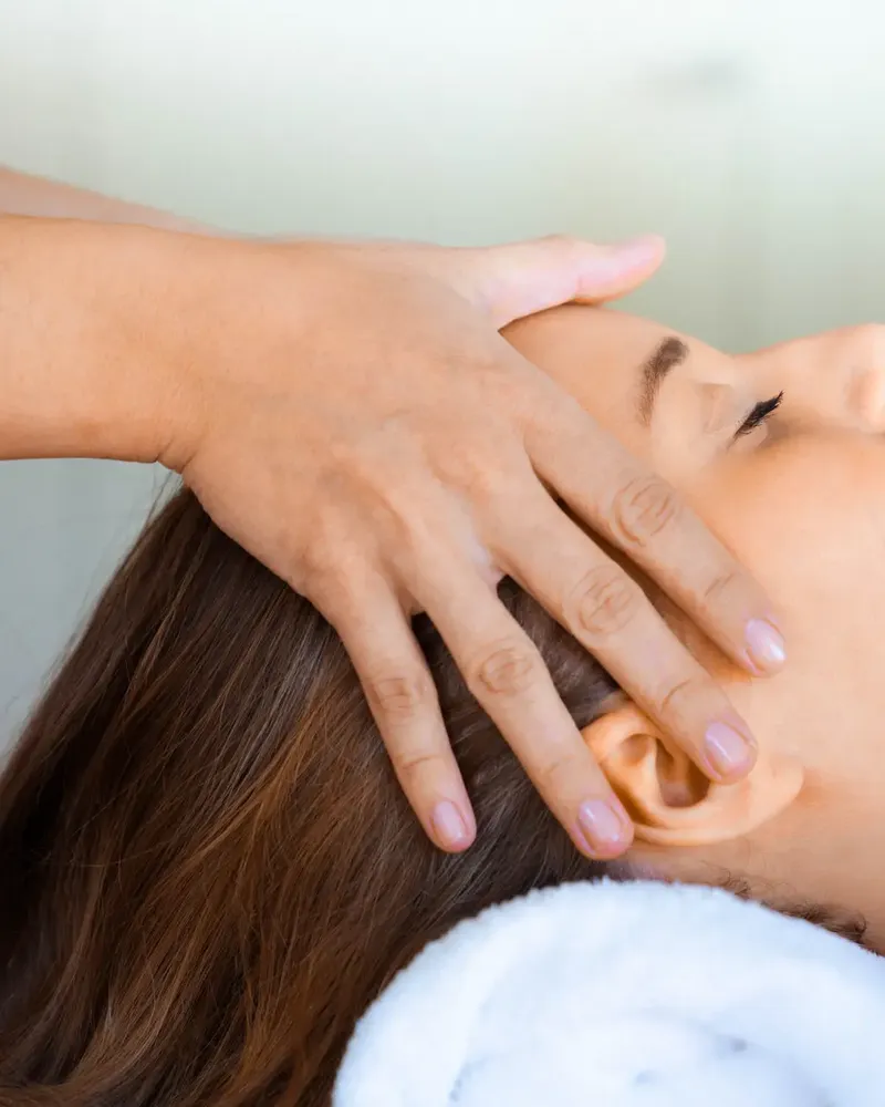 Relaxing massage in a private treatment room at Shanti-Som